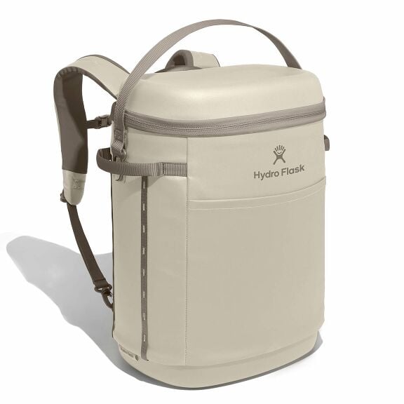 carryouttm-backpack-22-l-s7 18pco114-carryout-backpack-22l-oat-angled_1.jpg