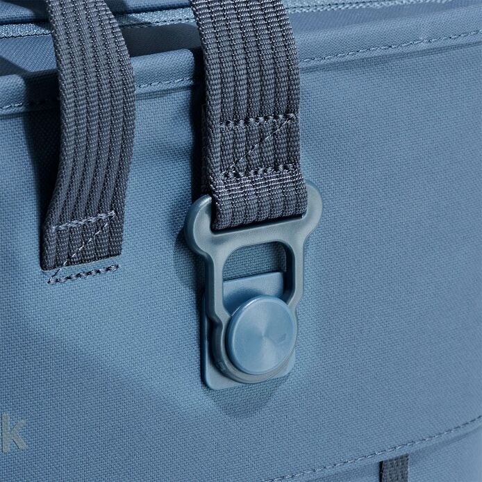 carryouttm-soft-cooler-tote-30-l-e7 250815_hydro_cooler_details_14838_2_7.jpg