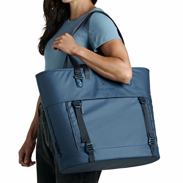 carryouttm-soft-cooler-tote-30-l-e7 250815_hydro_s26_hb_14614_2.jpg