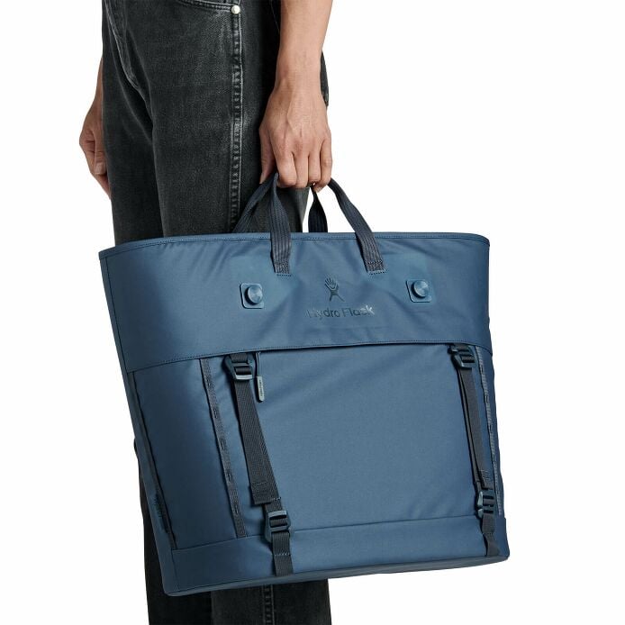 carryouttm-soft-cooler-tote-30-l-e7 250815_hydro_s26_hb_14619_2.jpg