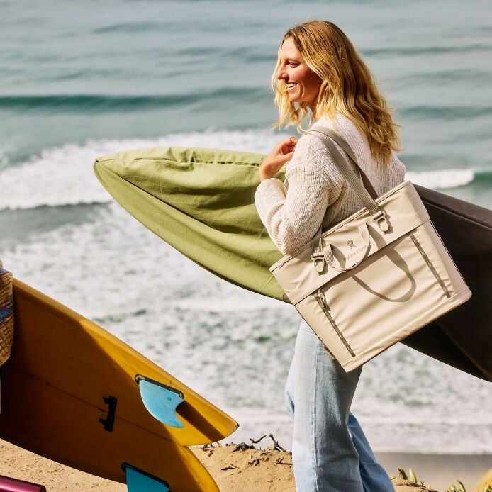 carryouttm-soft-cooler-tote-20-l-v8 hf_carryout_bouwer_d1_l1_torrey_pines_lifestyle_1142_1_1.jpg
