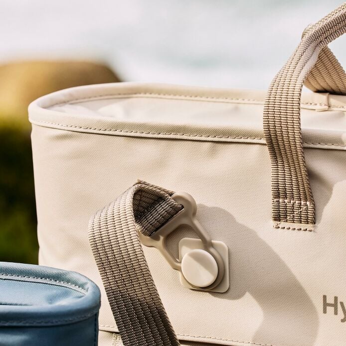 carryouttm-soft-cooler-tote-10-l-h3 hf_carryout_bouwer_d1_l1_torrey_pines_still_life_0123_4.jpg