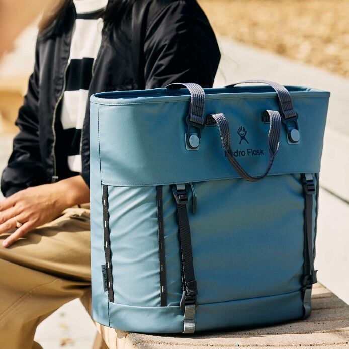 carryouttm-soft-cooler-tote-30-l-e7 hf_carryout_bouwer_d2_l2_parking_soccer_1930_1_1.jpg