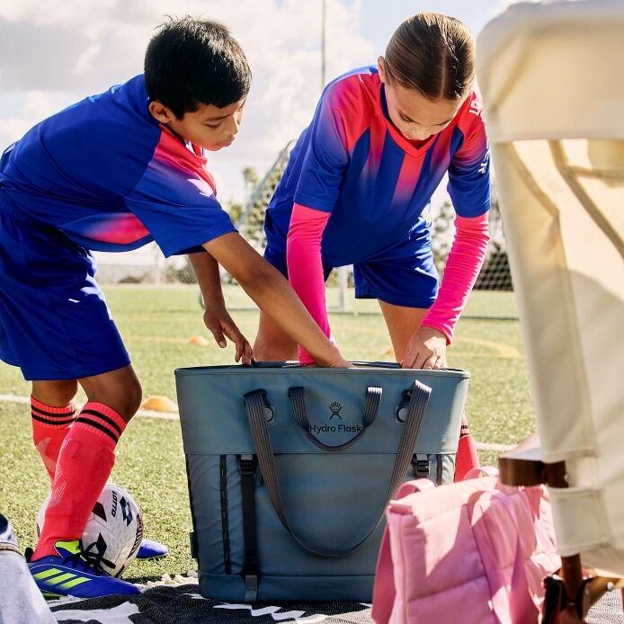 carryouttm-soft-cooler-tote-30-l-e7 hf_carryout_bouwer_d2_l2_parking_soccer_2454_1_1.jpg