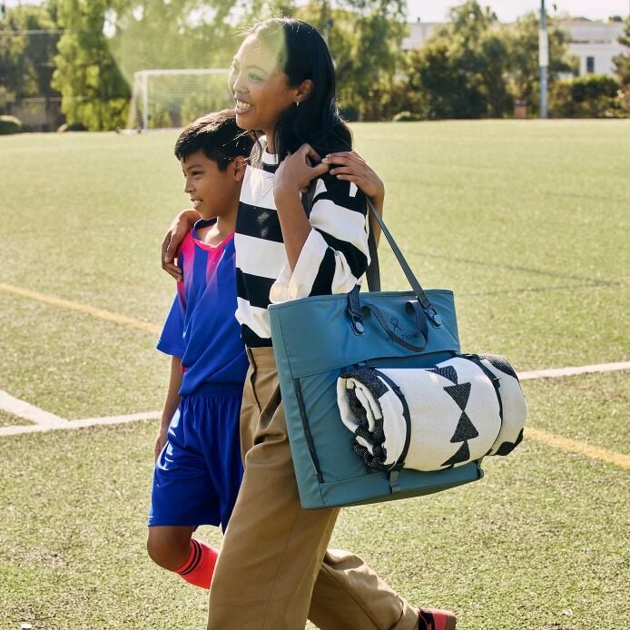 carryouttm-soft-cooler-tote-30-l-e7 hf_carryout_bouwer_d2_l2_parking_soccer_3406_1_1.jpg